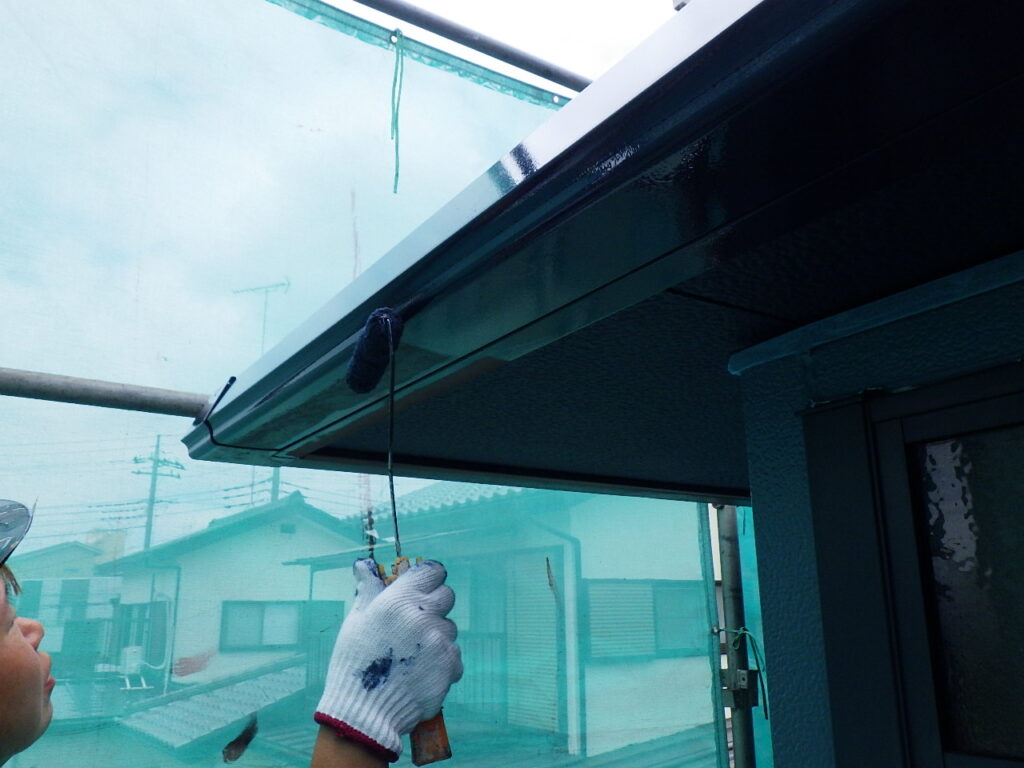 軒樋のローラー塗装中です