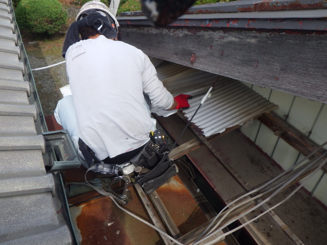 波板の撤去中です