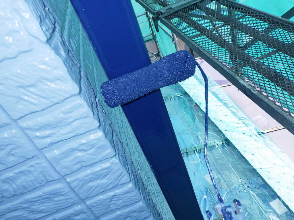 雨樋の上塗り中です