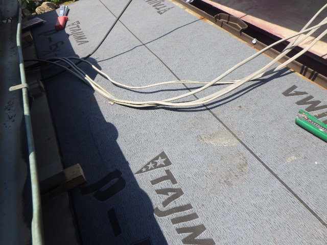 ルーフィングを貼り付けました