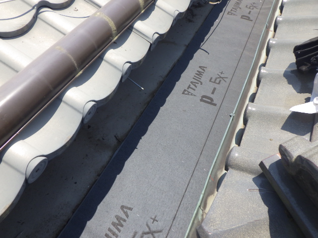 ルーフィングを貼り付けました