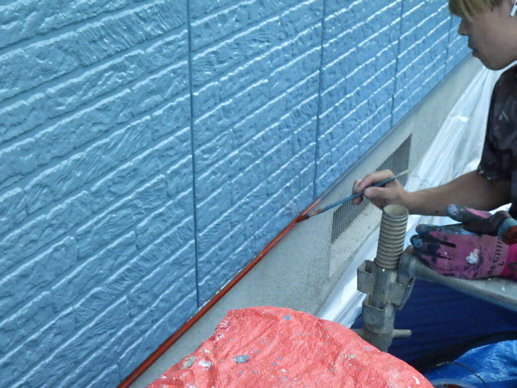 土台水切りの錆止め塗装中です