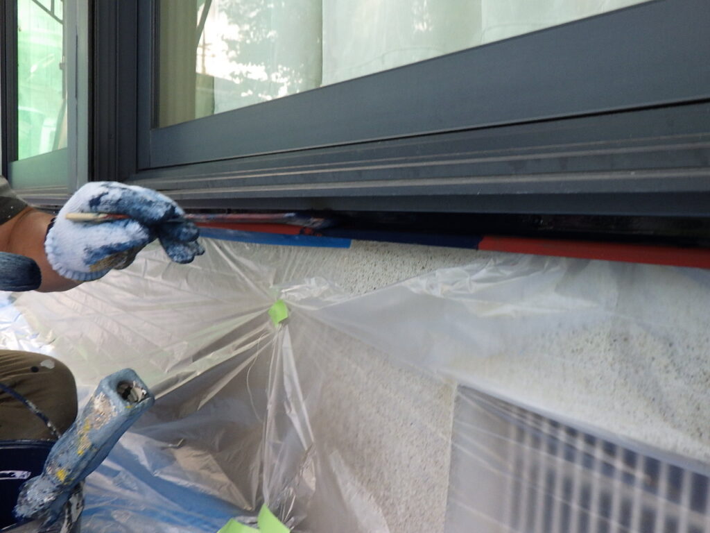 土台水切りの中塗り塗装中です