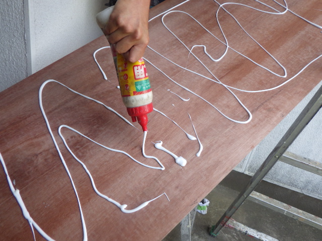 裏面にボンドを塗布しました