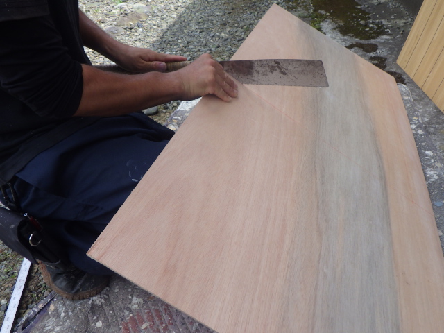 軒天材の加工中です