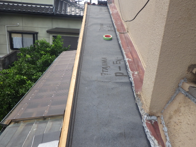 ルーフィングを貼り付けました