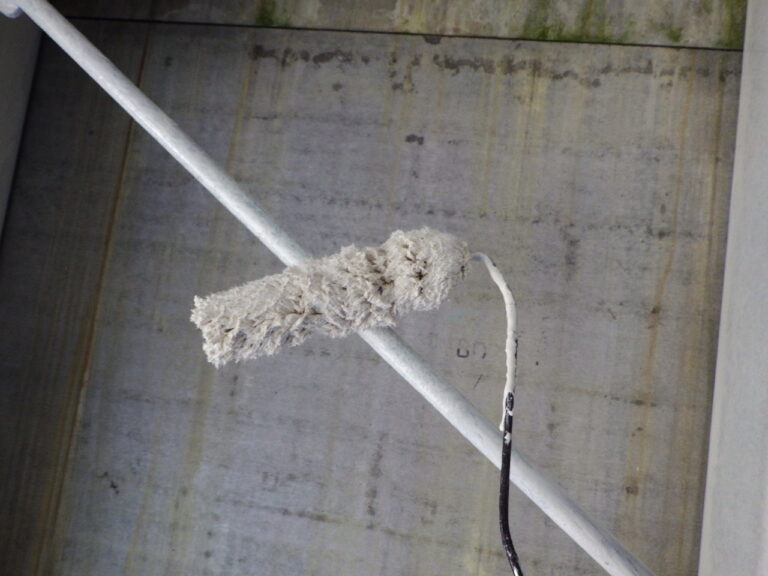 錆止めローラー塗装中です