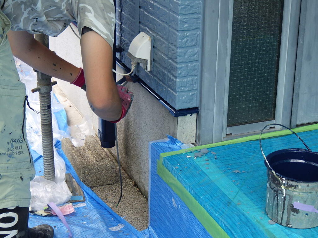 土台水切りの上塗り中です