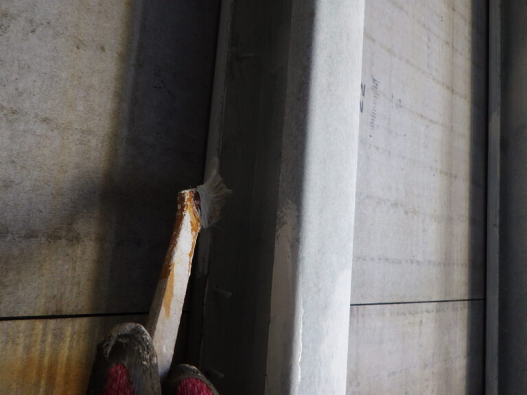 錆止め刷毛塗装中です