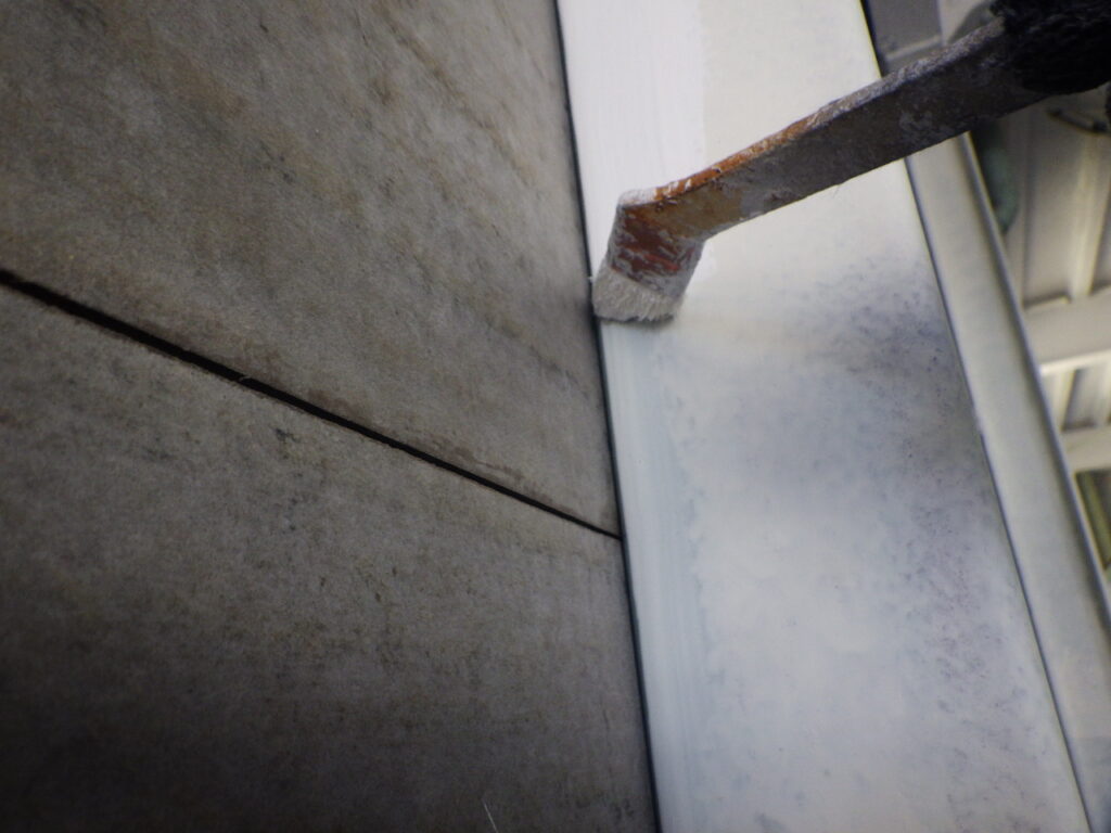 鉄部中塗り塗装中です