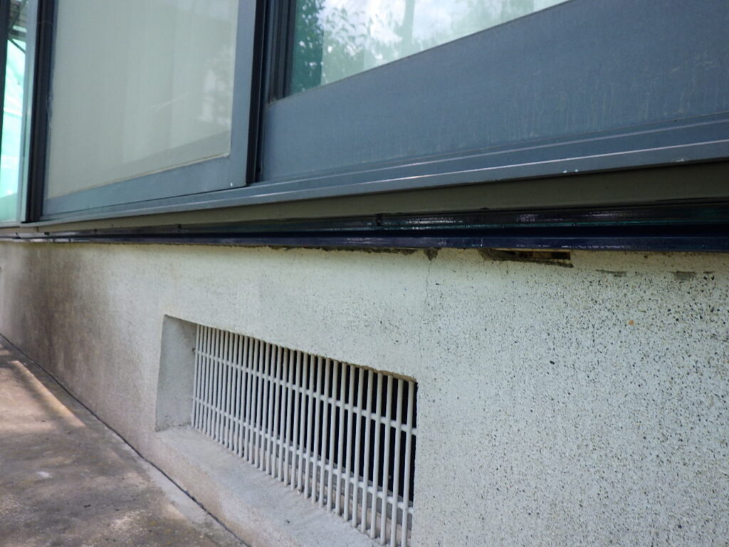 土台水切りの上塗り終了です