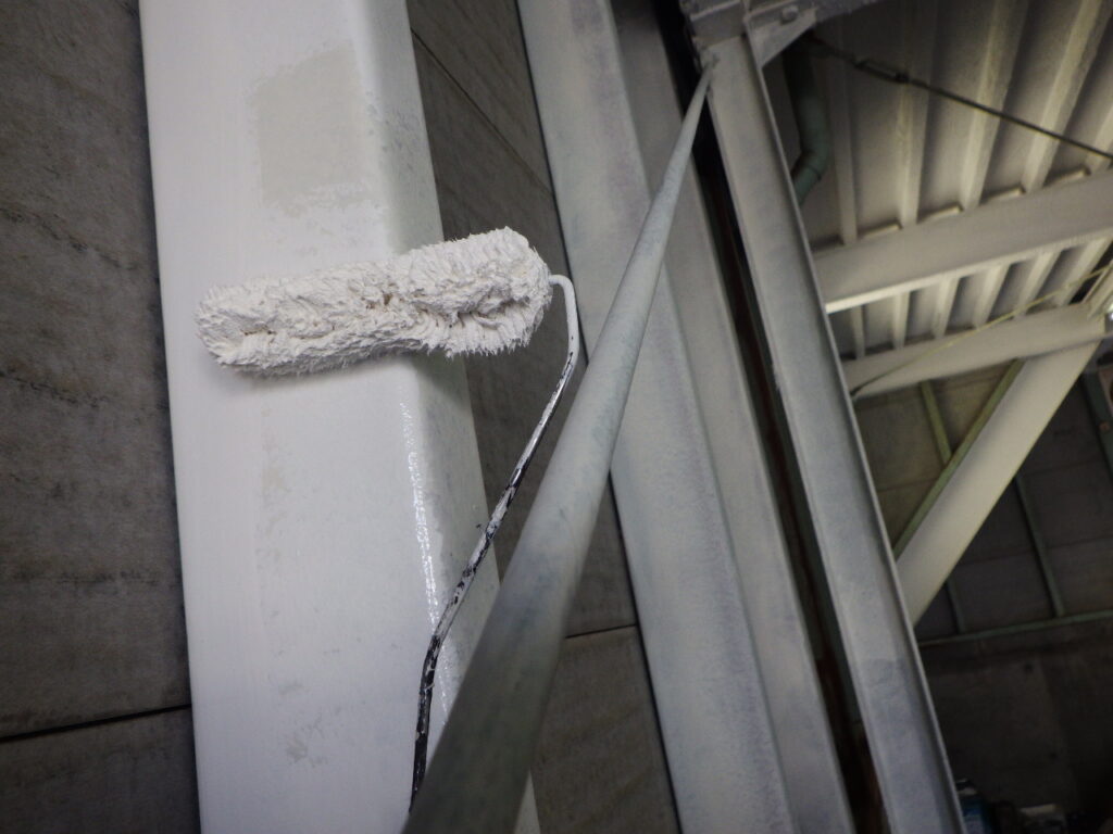 鉄部中塗り塗装中です