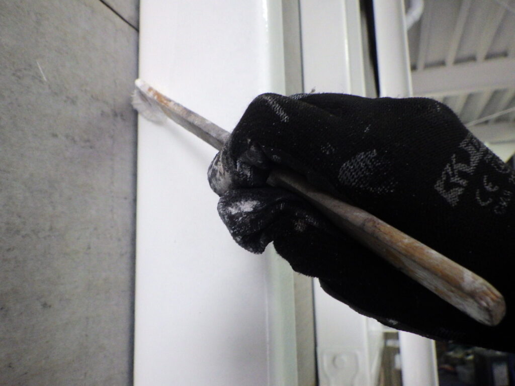 車庫内鉄部上塗り塗装中です