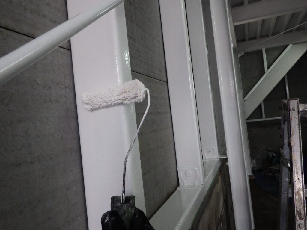 車庫内鉄部上塗り塗装中です
