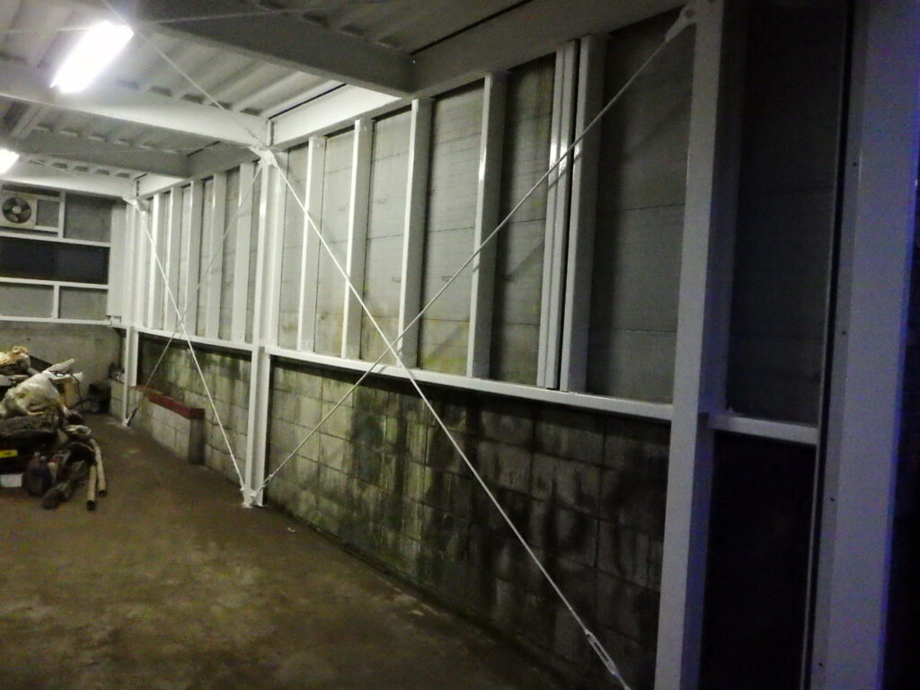 車庫内鉄部塗装終了です