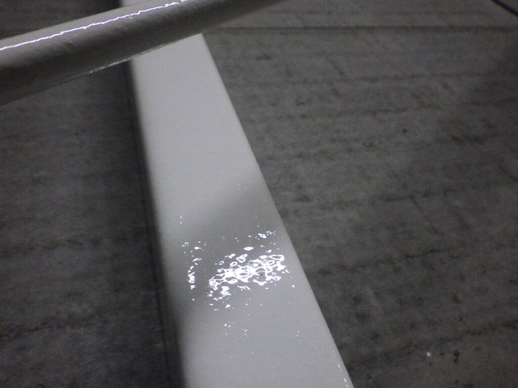 車庫内鉄部塗装終了です