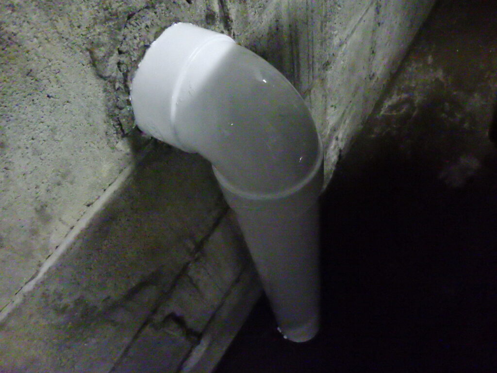 車庫内雨樋２回目塗装終了です