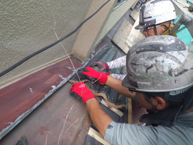 地瓦の葺き直し中です