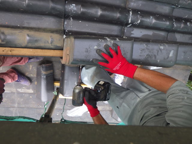 袖瓦の取り付け中です