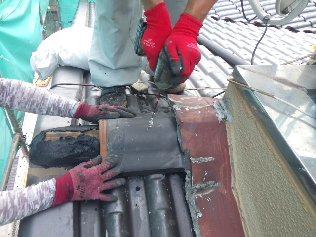 丸瓦の取り付け中です