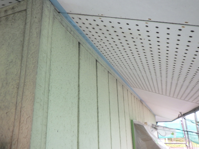 軒天見切り線の養生をしました
