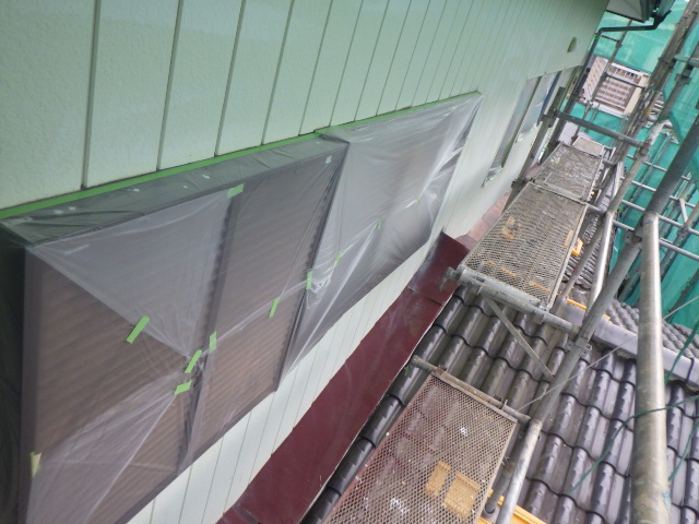 ２階窓養生をしました