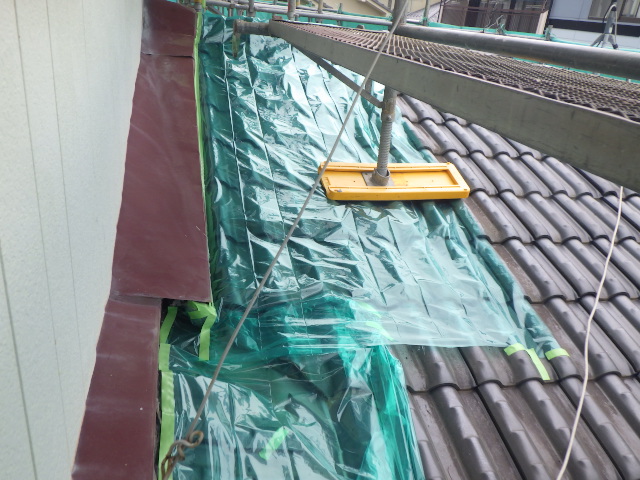 １階屋根の養生が終了しました