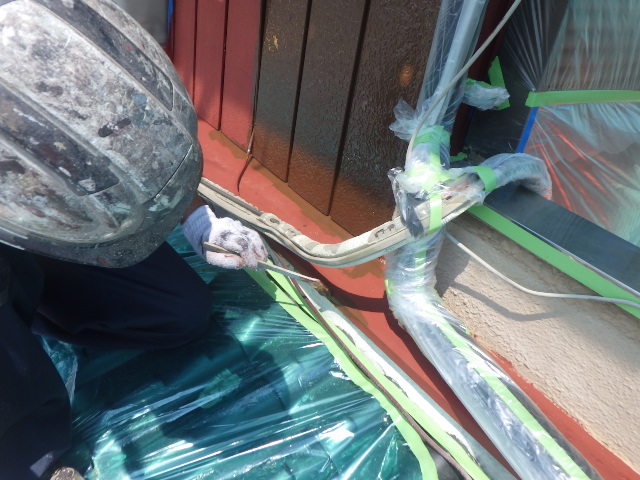 中塗り刷毛塗装中です