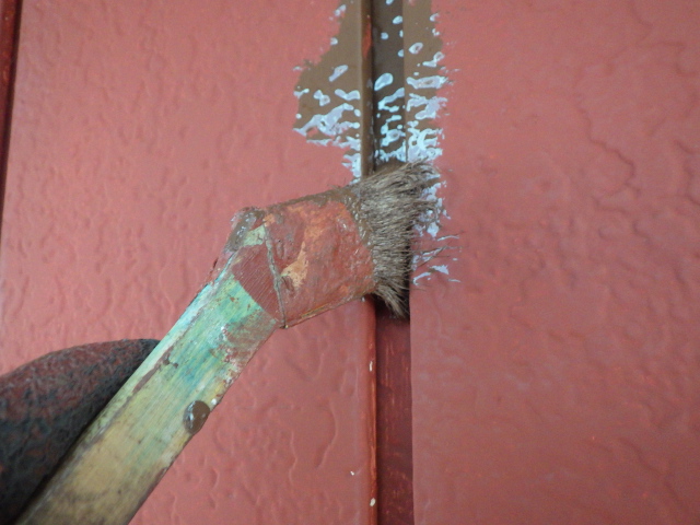 中塗り刷毛塗装中です