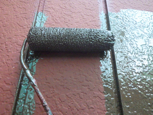 中塗りローラー塗装中です