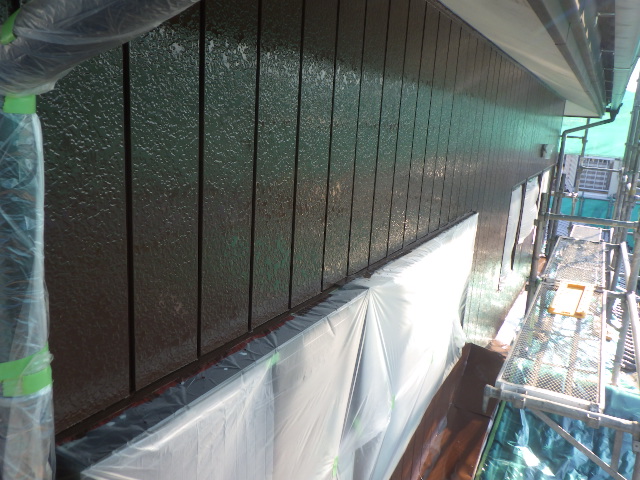 ２階板金部外壁の中塗り塗装終了です