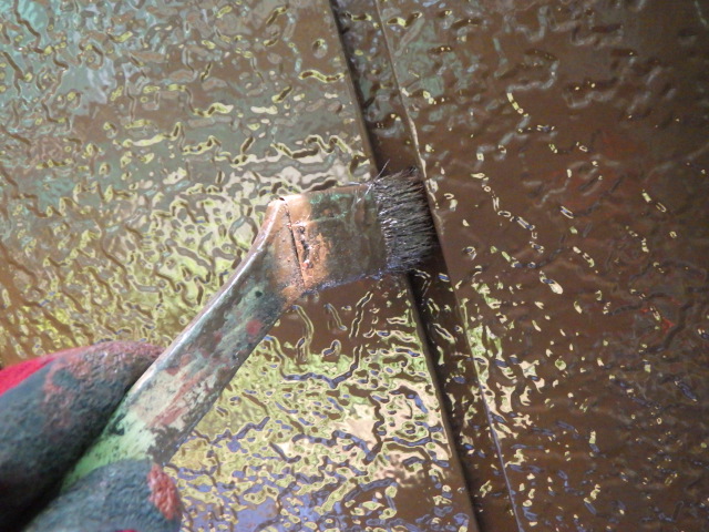 上塗り刷毛塗装中です