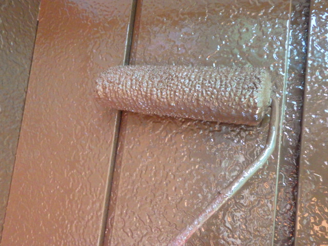 上塗りローラー塗装中です