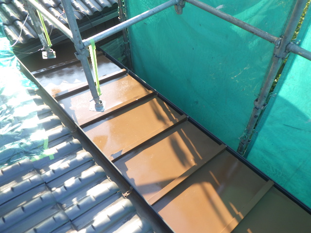 板金屋根の上塗り塗装終了です