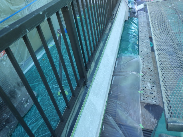 リシン部の下塗りが終了しました