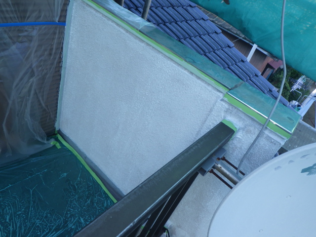 リシン部の下塗りが終了しました