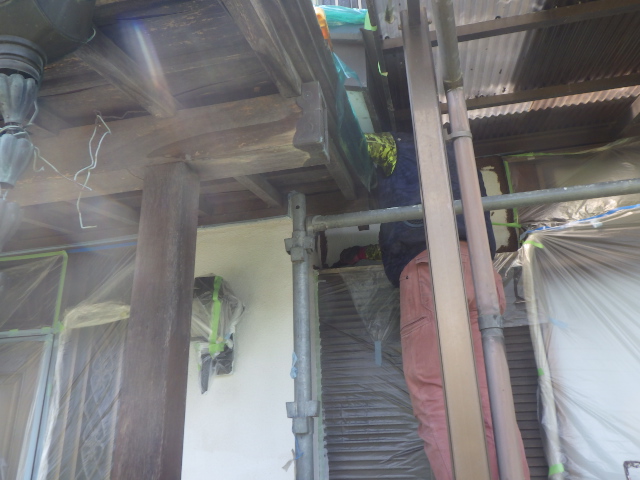 リシン壁の中塗り塗装中です