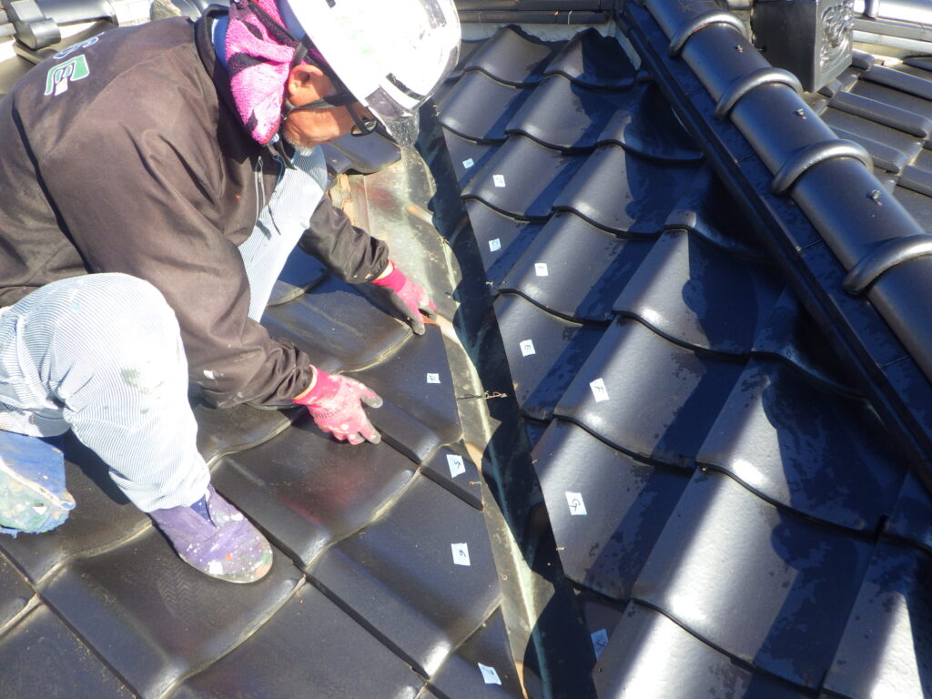 瓦の撤去中です