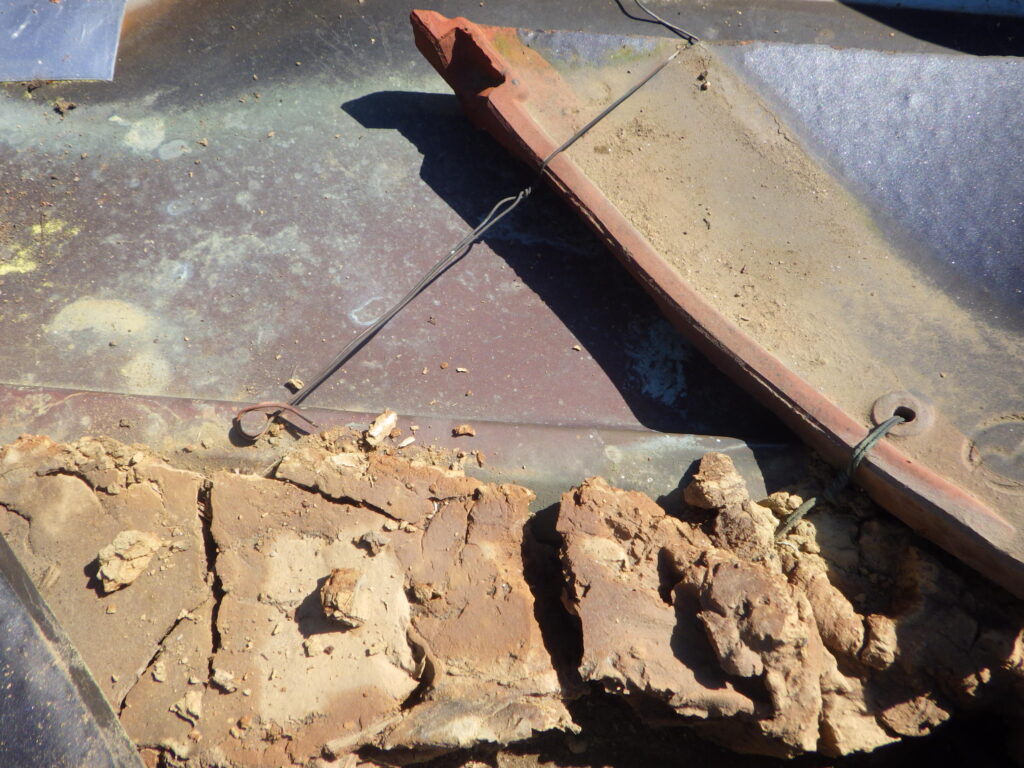 瓦の撤去中です