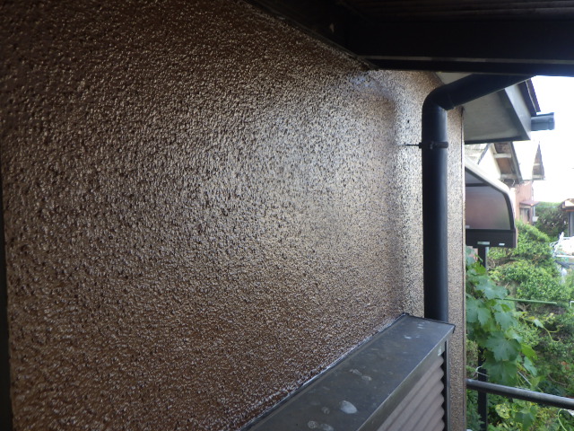 リシン壁の上塗り塗装終了です