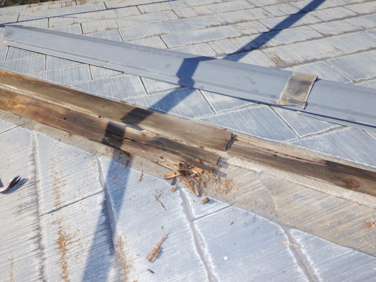 棟板金を取り外しました