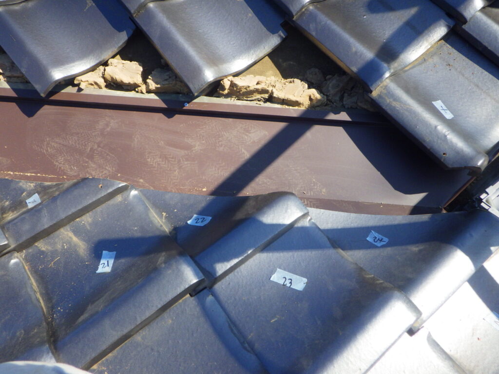 瓦を葺き直し中です