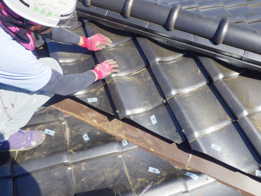 瓦を葺き直し中です