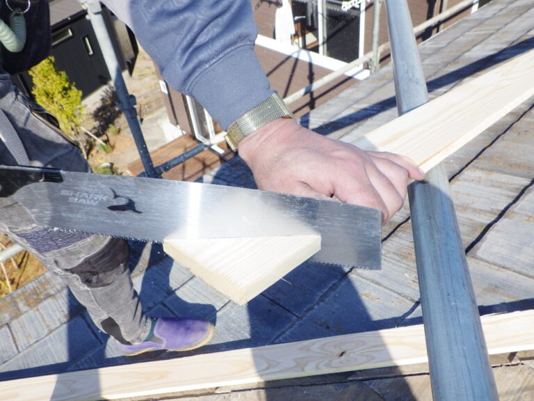 新規棟木の取り付け中です