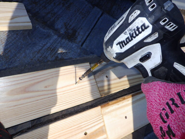 新規棟木の取り付け中です