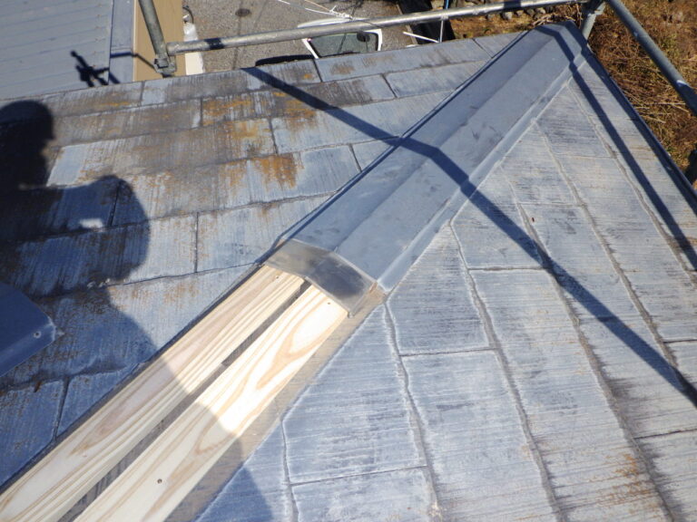 棟板金の取り付け中です