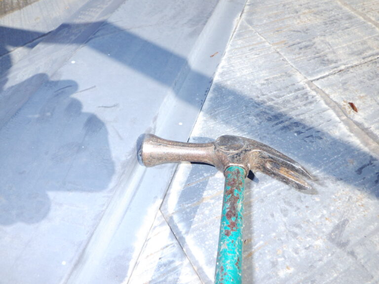 棟板金の取り付け中です