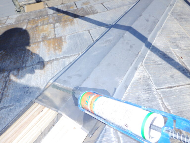 棟板金の取り付け中です