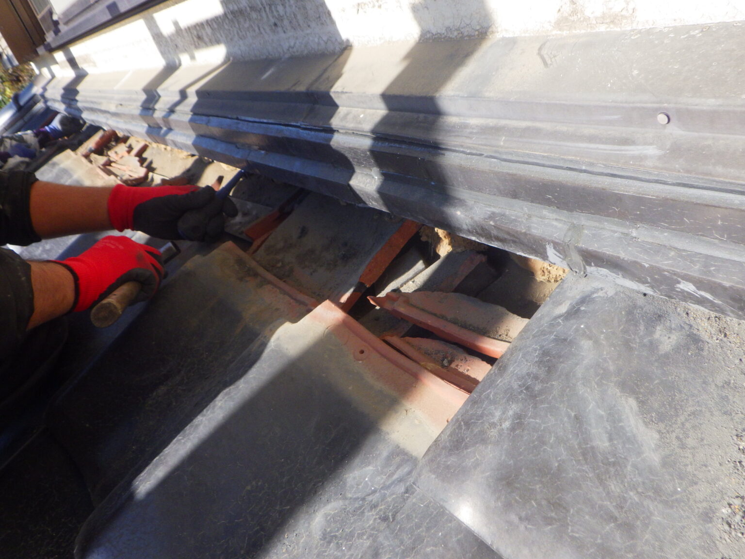 地瓦を外していきます