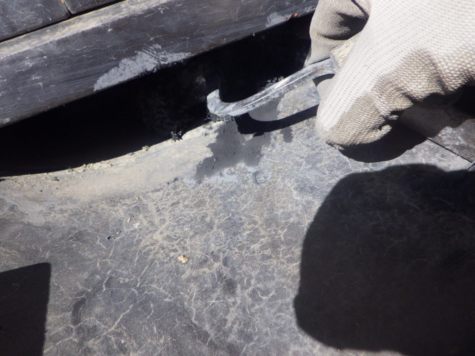 漆喰の詰め直し中です